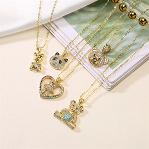 Set aus goldenen Bären-Anhängern mit Zirkonia und herzförmigen Charms für Damen