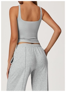 Détail du dos échancré en U d'un débardeur de yoga gris en tissu hautement élastique