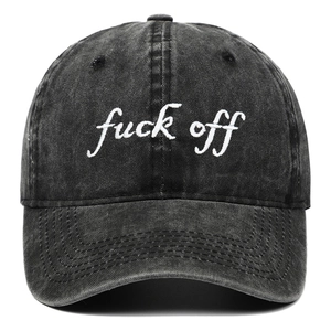 Vue détaillée de la broderie blanche sur la casquette en denim délavé noir et gris