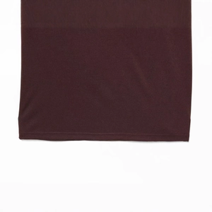 Robe dos nu bordeaux avec texture en maille fine et détails de couture sur l'ourlet