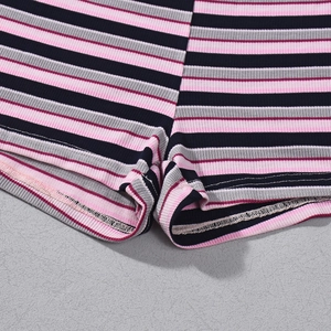 Détail du short en maille rayée montrant la texture côtelée et la couture de précision