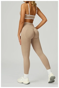 Vue arrière détaillée de l'ensemble de yoga camel avec bordure blanche et taille haute