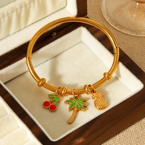 Dettaglio del bracciale in acciaio inossidabile placcato oro 18k con ciondoli frutta