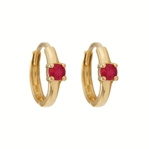 Detalle de pendientes de aro de oro de 14K con circonita roja en engaste de 4 garras