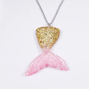 Minimalistische zeemeerminstaart ketting met goud naar roze kleurverloop van hars