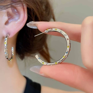 Vue détaillée des créoles en argent serties de zircons multicolores éclatants
