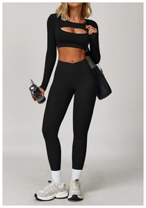 Détail d'un ensemble de yoga noir avec haut ajouré et legging à taille haute croisée