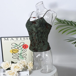 Nahaufnahme des dunkelgrünen Vintage-Camisoles mit Blattmuster und Perlen am V-Ausschnitt