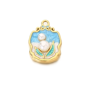 Pendentif émaillé vintage français avec perles blanches et motif floral vert élégant