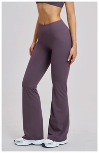 Détail du pantalon de yoga évasé à taille haute violet foncé en tissu brossé doux