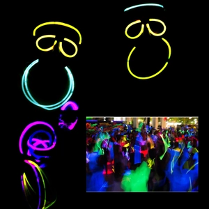 Gros plan de bâtons lumineux multicolores brillant pour bijoux et accessoires de fête