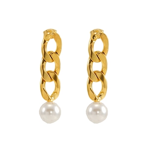 Boucles d'oreilles chaîne en acier plaqué or 18K avec perles sur fond blanc pur