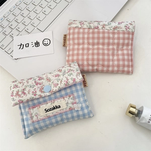Detailansicht floraler Damenbinden-Etuis aus Baumwolle in Rosa und Blau kariert
