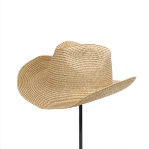 Dettaglio del cappello da cowboy in paglia kaki con trama fitta e tesa curva naturale