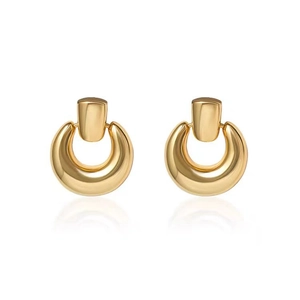Gepolijste 18K vergulde deurklopper oorbellen voor dames met een strak minimalistisch design