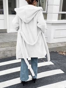Vue arrière d'un manteau blanc en fausse fourrure à capuche et ceinture amovible