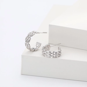 Polished S925 sterling silver twist hoop earrings with minimalist chain texture