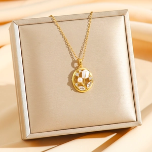 Elegante goldene Tulpenkette mit Perlen und Strasssteinen auf seidigem Hintergrund