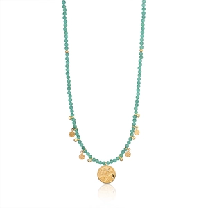 Dettaglio della collana di perline turchesi con ciondolo a moneta stella marina d'oro