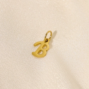 Makroaufnahme des 14K vergoldeten Edelstahl-Buchstabe-B-Anhängers mit poliertem Finish