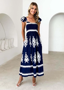 Détail de la taille smockée et de l'imprimé floral ethnique sur une robe longue de plage