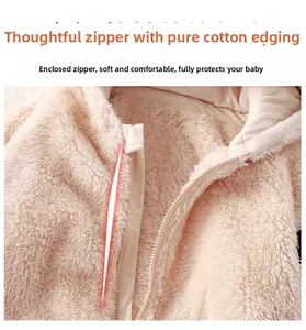 Détail du pyjama en flanelle pour bébé avec protège-fermeture en coton doux