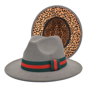 Détail du chapeau fedora montrant la bande rayée vert-rouge-vert et la doublure léopard