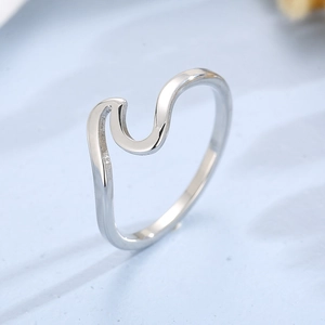 Minimalist silver wavy geometric ring in stainless steel for a modern look