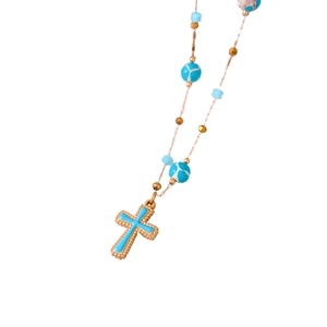 Böhmische goldene und himmelblaue Kreuzkette mit Perlenkette auf weißem Grund