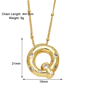 Vue détaillée du pendentif lettre Q doré avec incrustation de zircone et dimensions