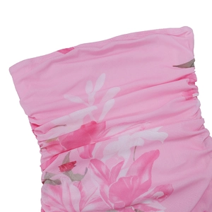 Détail du tissu en maille rose à fleurs avec fronces latérales et design bustier