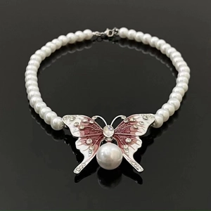 Collier élégant en perles blanches avec pendentif papillon rose et gland décoratif