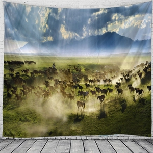 Wandteppich mit galoppierenden Pferden für Schlafzimmer mit Berg-Naturlandschaft