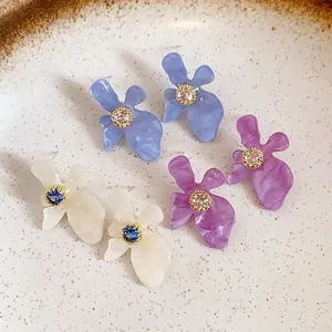 Eleganti orecchini a fiore con zircone e petali in acetato in tre colori delicati