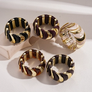 Set di 5 bracciali elastici in acrilico e foglie d'oro in vari colori vintage