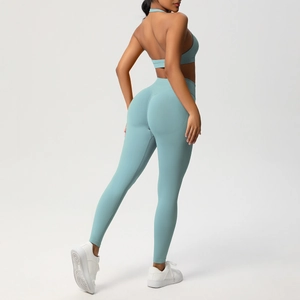 Vista posteriore del set yoga verde chiaro con reggiseno sportivo e leggings a vita alta