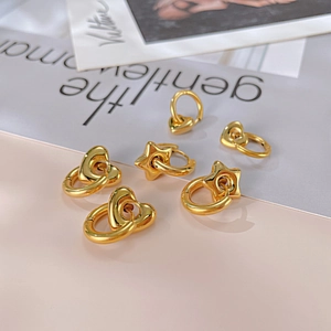 Boucles d'oreilles chics en acier titane doré avec pendentifs étoile et cœur