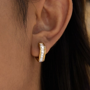 Boucles d'oreilles en C en acier plaqué or 18 carats avec zircons cubiques de coupe baguette
