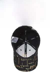 Détail de l'intérieur d'une casquette en coton noir avec lettres dorées et bandeau
