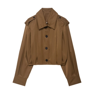 Braune kurze Trench-Jacke für Damen mit gefalteter Taille und Utility-Taschen auf weißem Grund