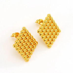 Vue détaillée de boucles d'oreilles cœur en plaqué or avec un design carré perlé texturé