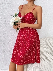 Rotes französisches Sommerkleid mit Herzchenmuster und Rüschen für einen schicken Look