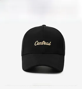 Détail de la casquette noire classique avec broderie Central dorée en cursive à l'avant