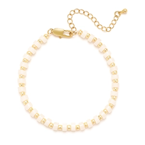 Détail du bracelet bohème en pierre naturelle avec perles blanches et accents dorés