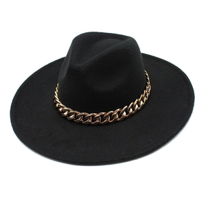 Klassischer schwarzer Fedora-Hut mit breiter Krempe und einer schicken Goldmetallkette