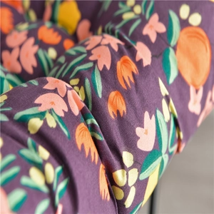 Nahaufnahme des dicken floralen Sitzkissens mit Steppung und lila Stoffdetails