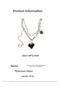 Vue détaillée du collier en acier inoxydable avec cœur pixel et pendentif rond gravé