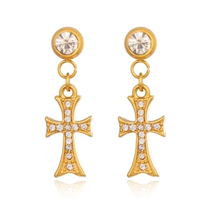 Gros plan sur les boucles d'oreilles croix dorées serties de zircons brillants