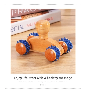 Detail eines Holz-Massage-Rollers mit vier blauen Stachelrädern zur tiefen Massage