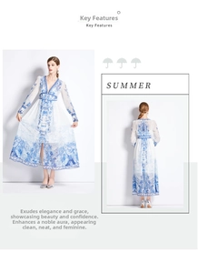 Vue détaillée de la robe imprimée bleue à col en V avec taille haute et fente frontale